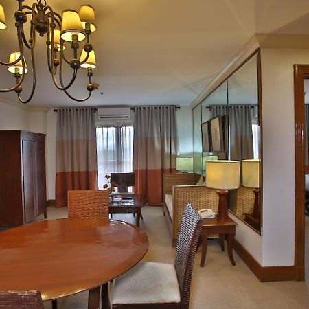 Crown Regency Suites Mactan Lapu-Lapu City Exteriör bild