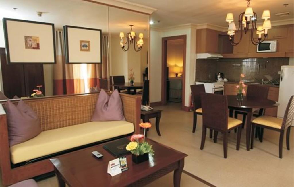 Crown Regency Suites Mactan Lapu-Lapu City Exteriör bild