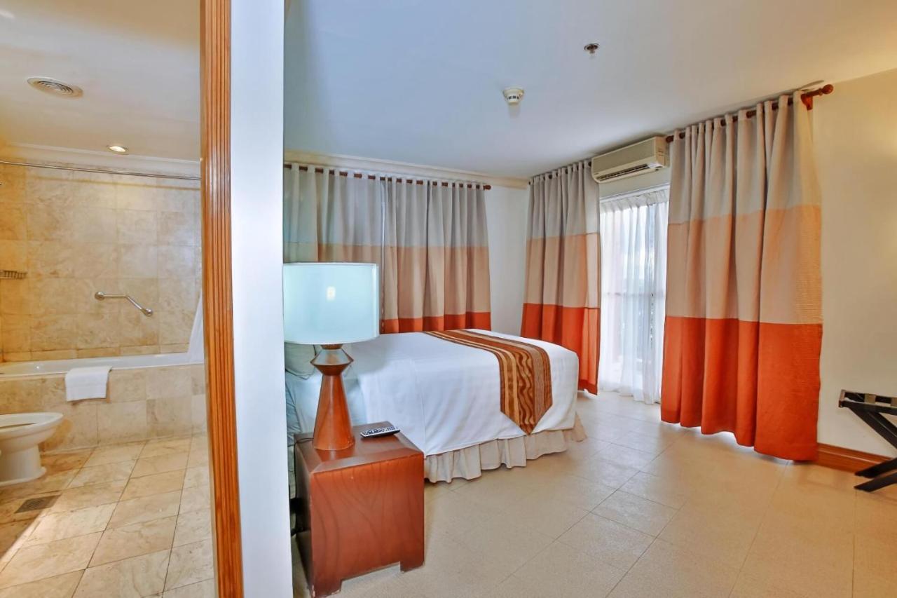 Crown Regency Suites Mactan Lapu-Lapu City Exteriör bild
