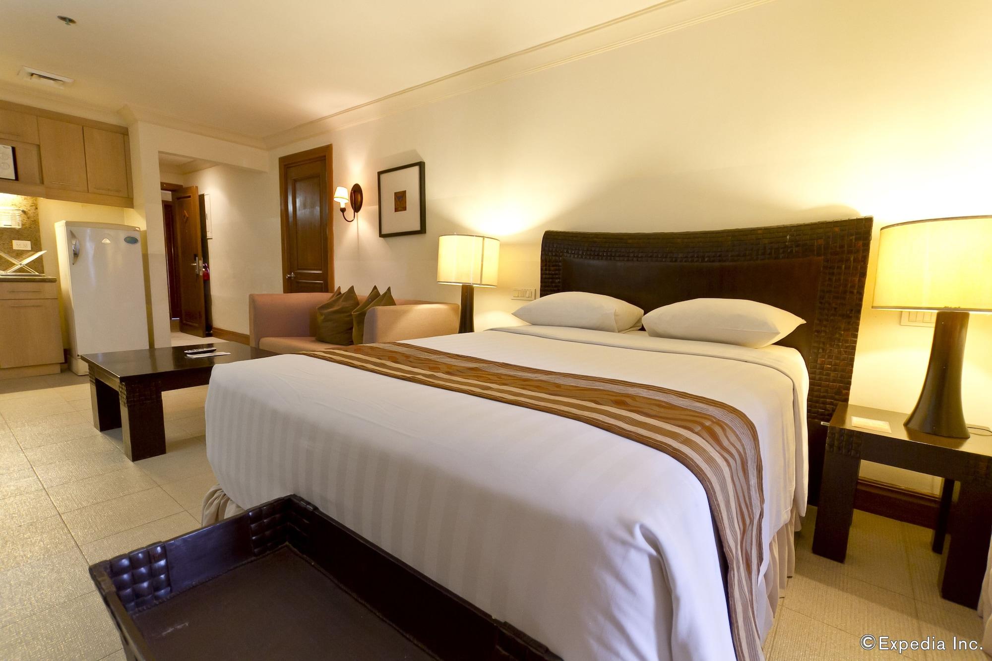 Crown Regency Suites Mactan Lapu-Lapu City Exteriör bild
