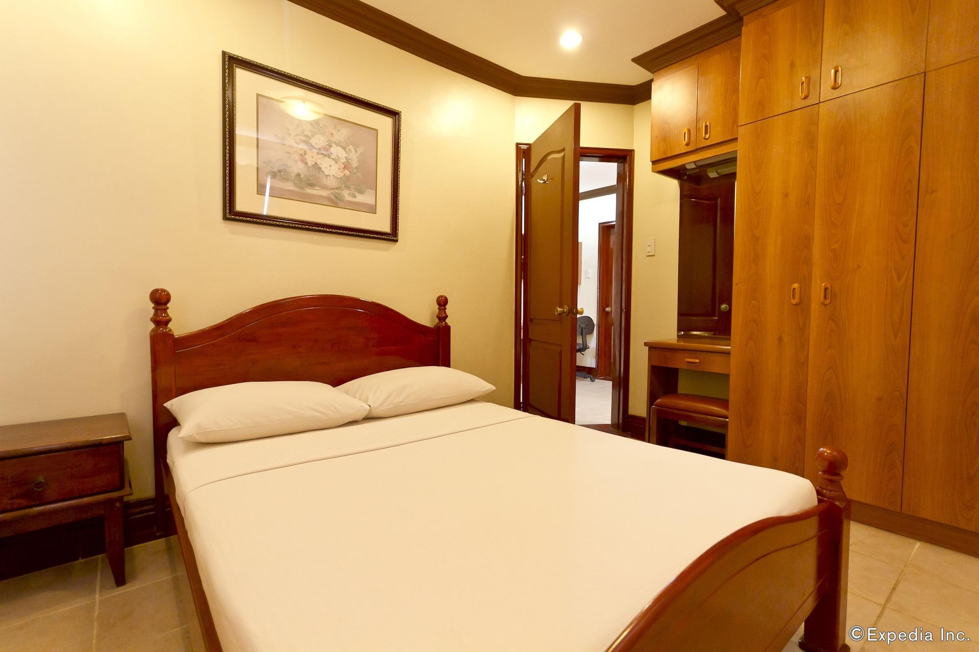 Crown Regency Suites Mactan Lapu-Lapu City Exteriör bild