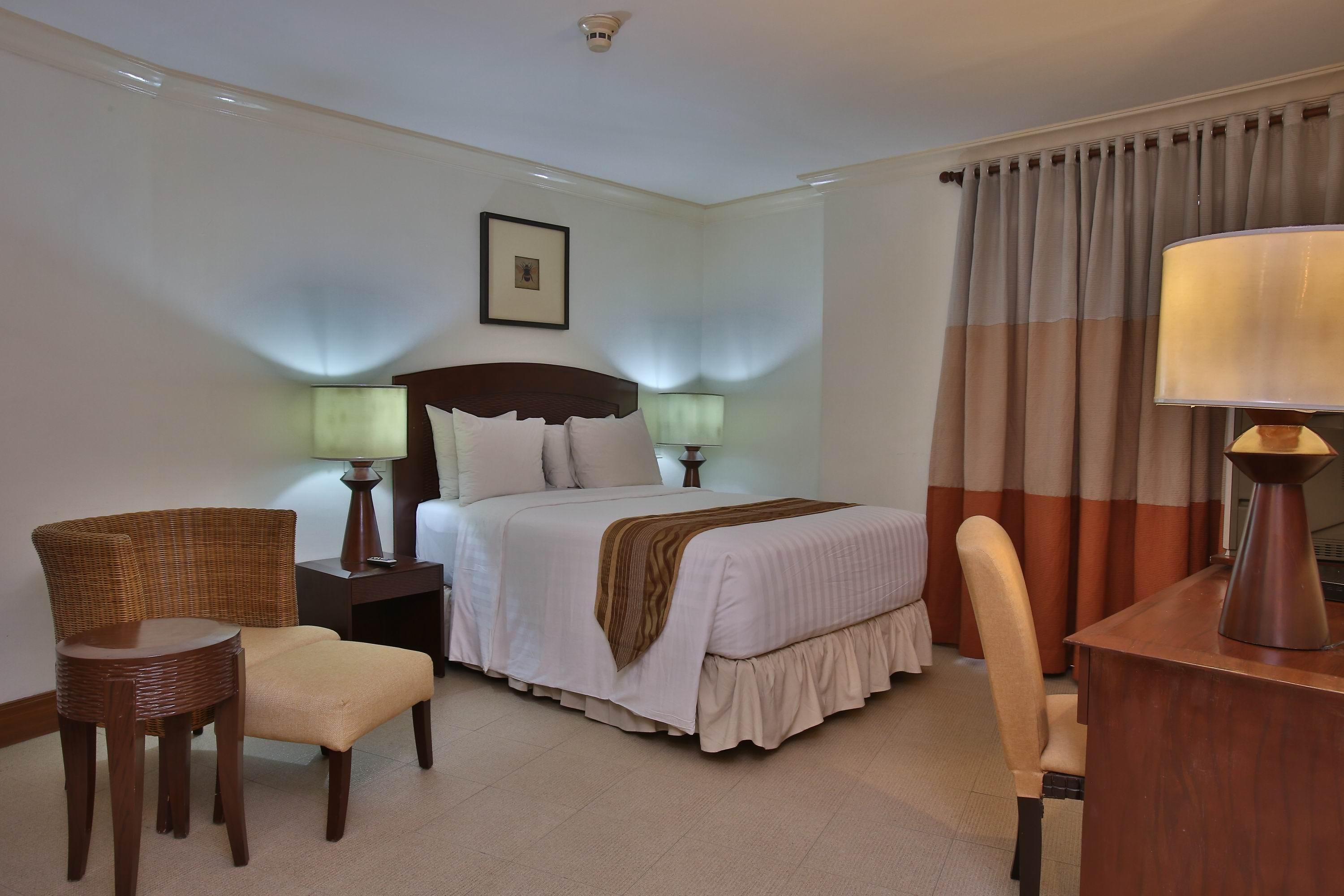 Crown Regency Suites Mactan Lapu-Lapu City Exteriör bild