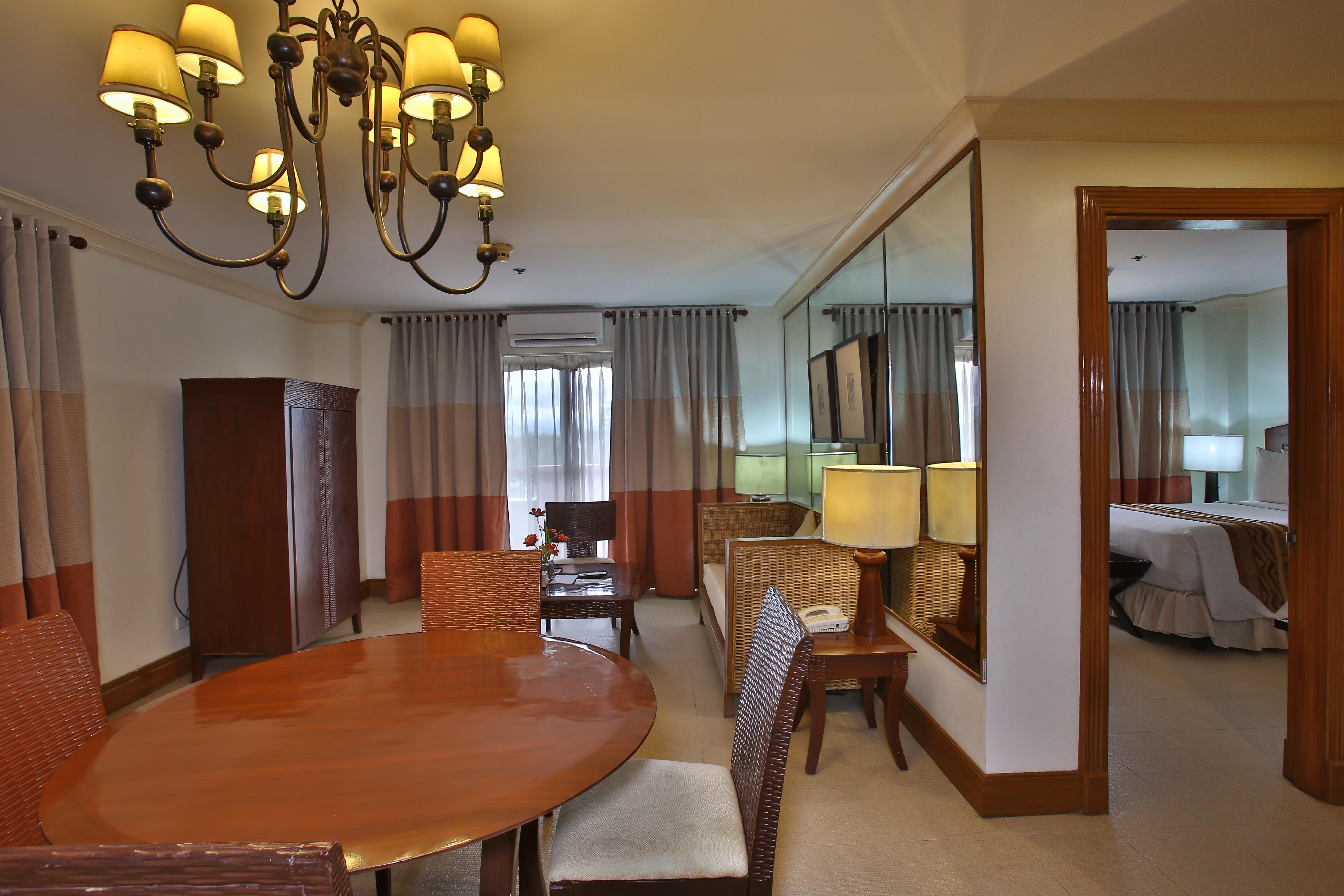 Crown Regency Suites Mactan Lapu-Lapu City Exteriör bild