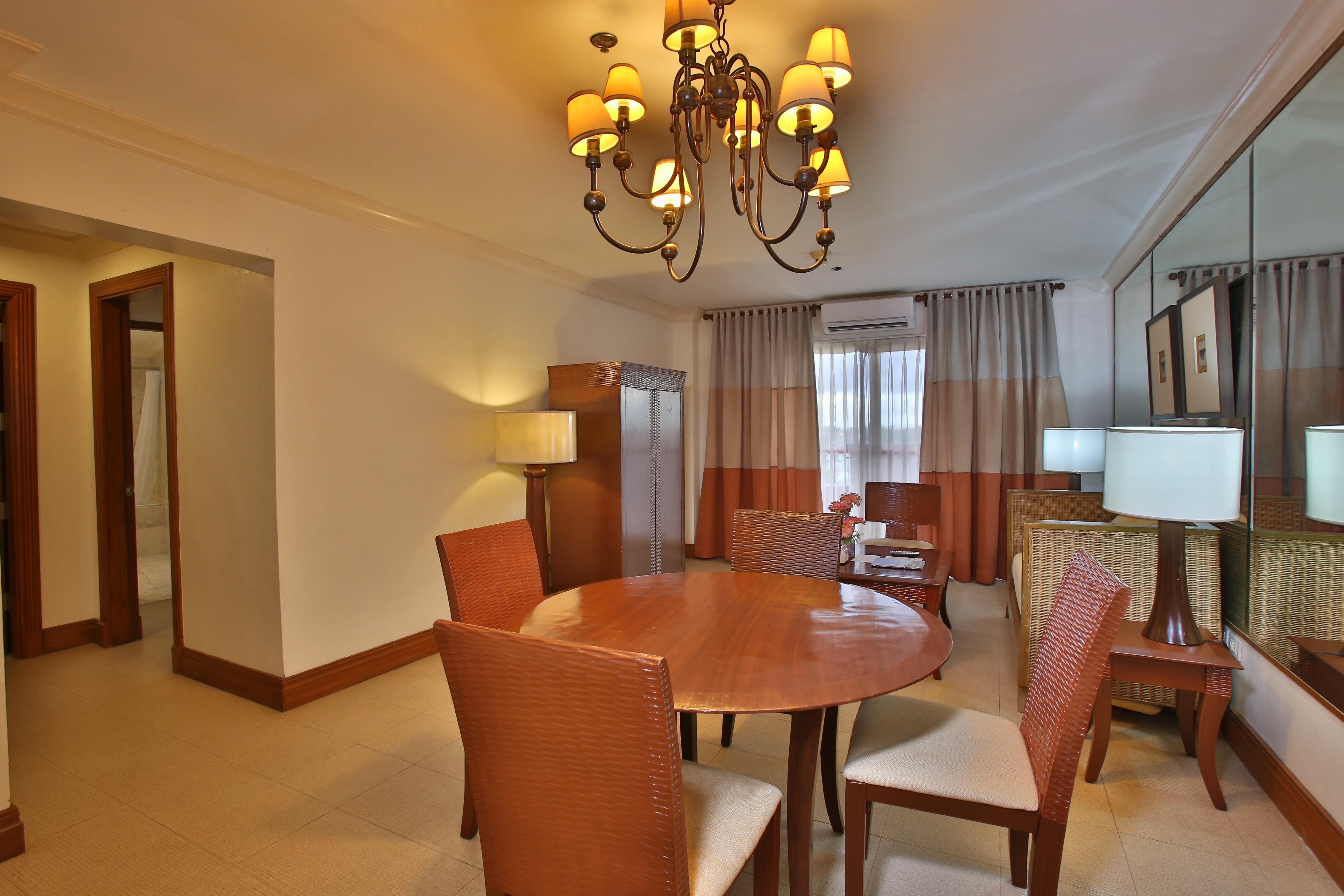 Crown Regency Suites Mactan Lapu-Lapu City Exteriör bild