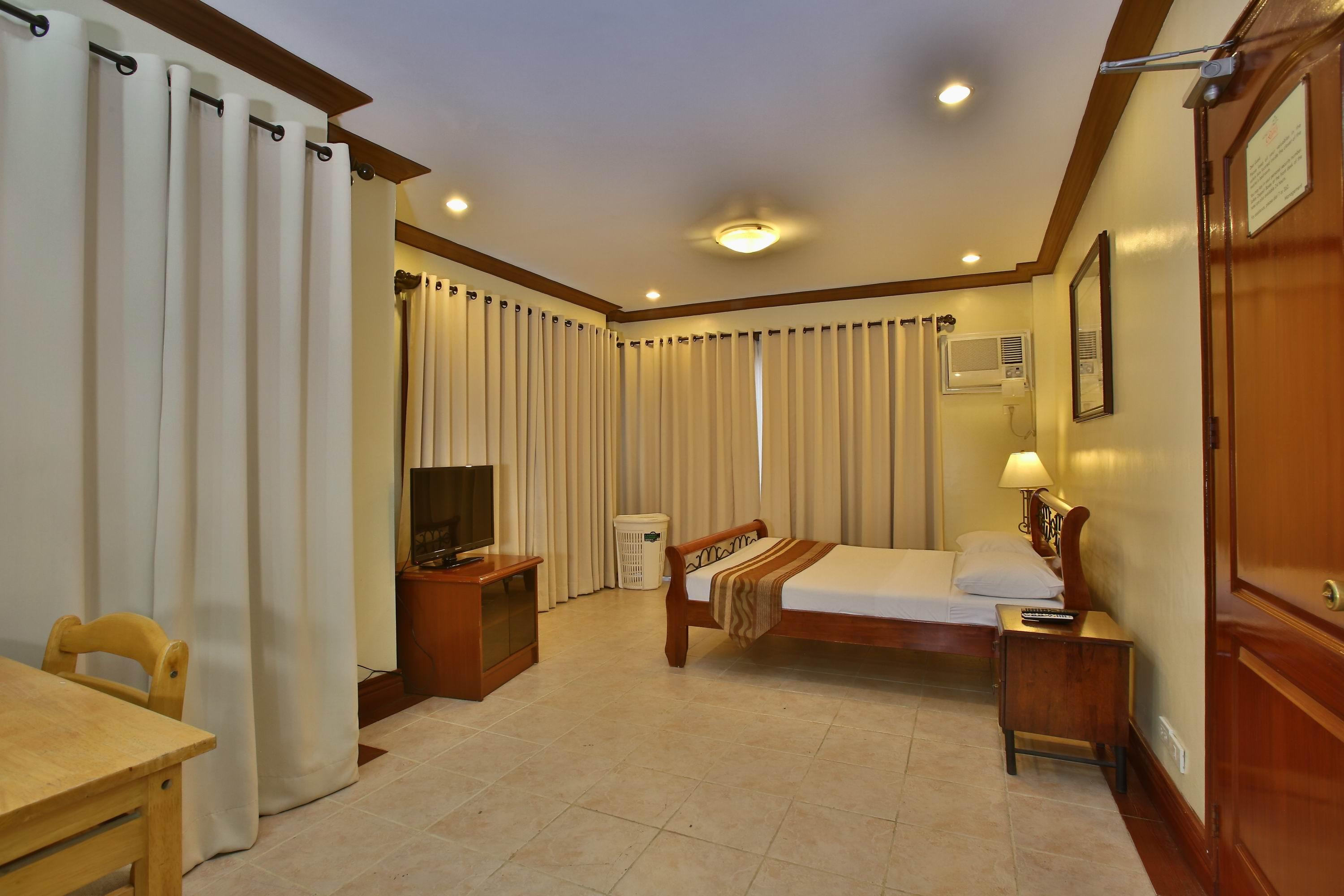 Crown Regency Suites Mactan Lapu-Lapu City Exteriör bild