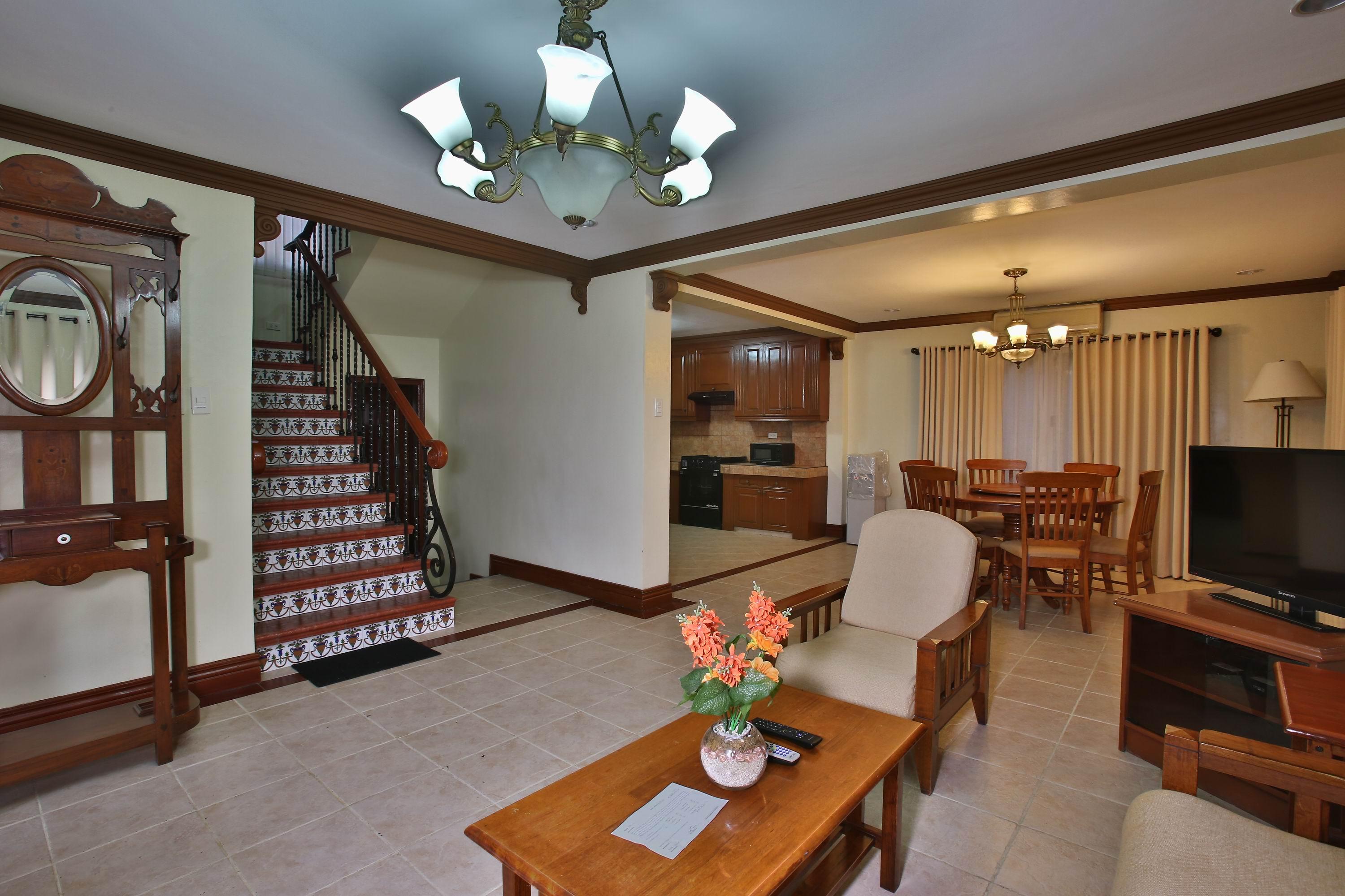 Crown Regency Suites Mactan Lapu-Lapu City Exteriör bild
