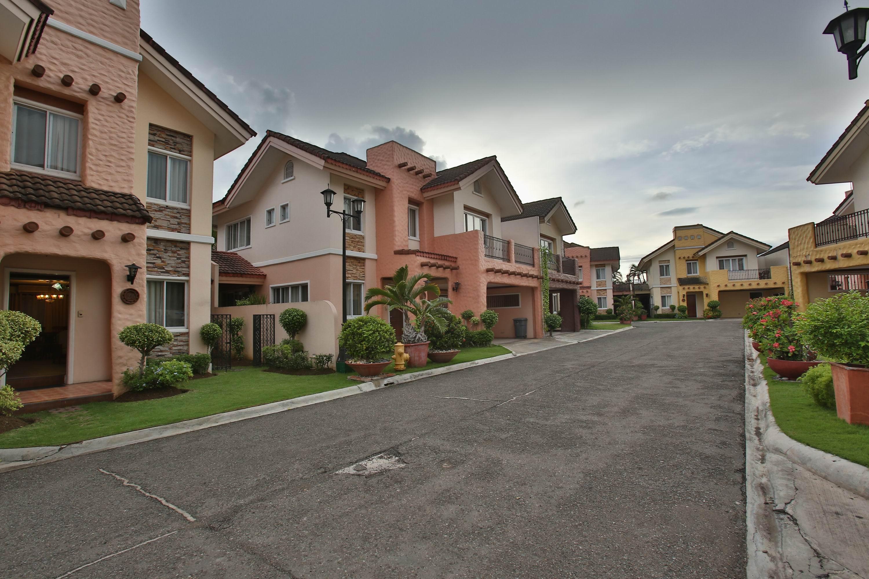 Crown Regency Suites Mactan Lapu-Lapu City Exteriör bild