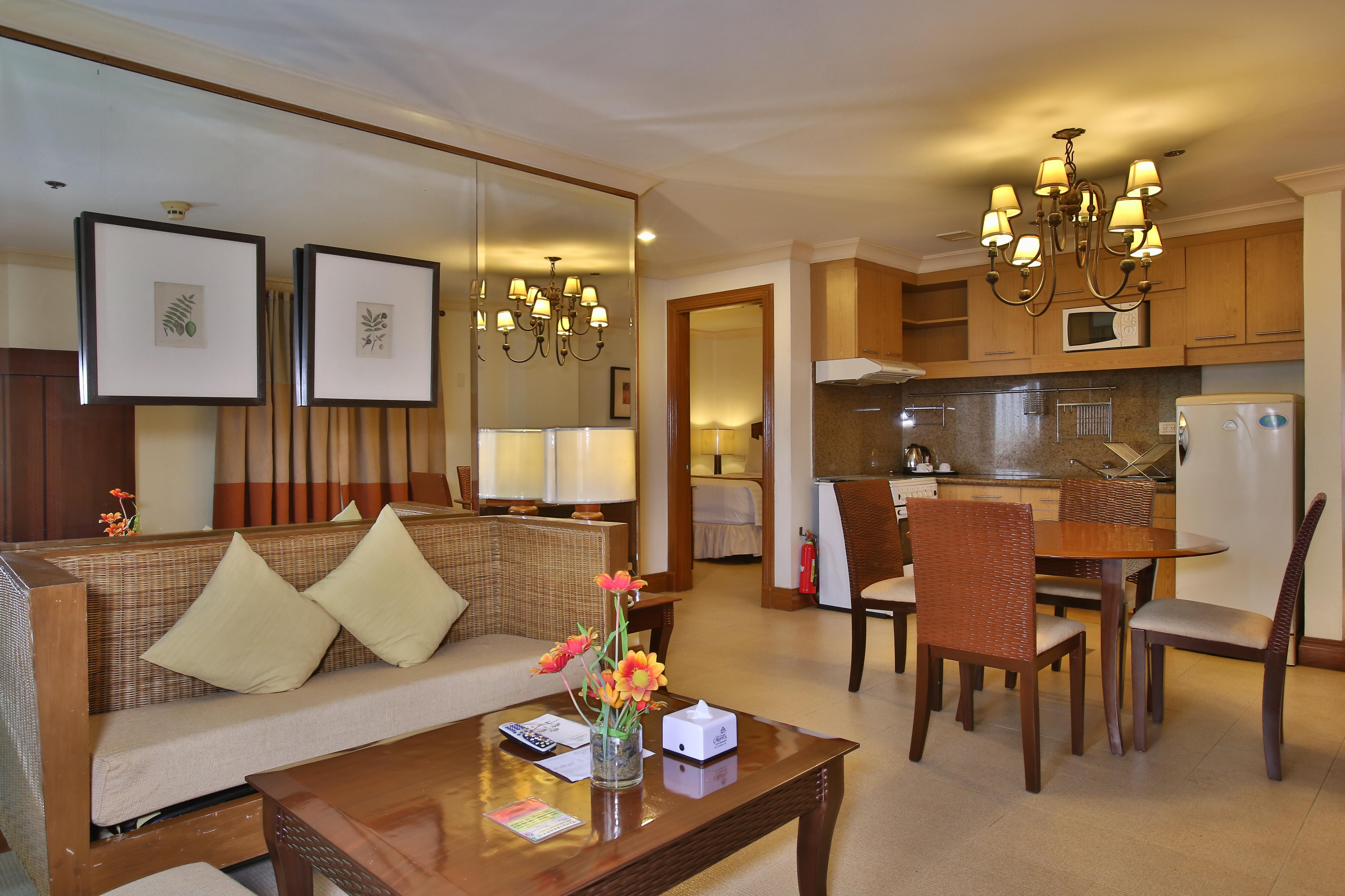 Crown Regency Suites Mactan Lapu-Lapu City Exteriör bild