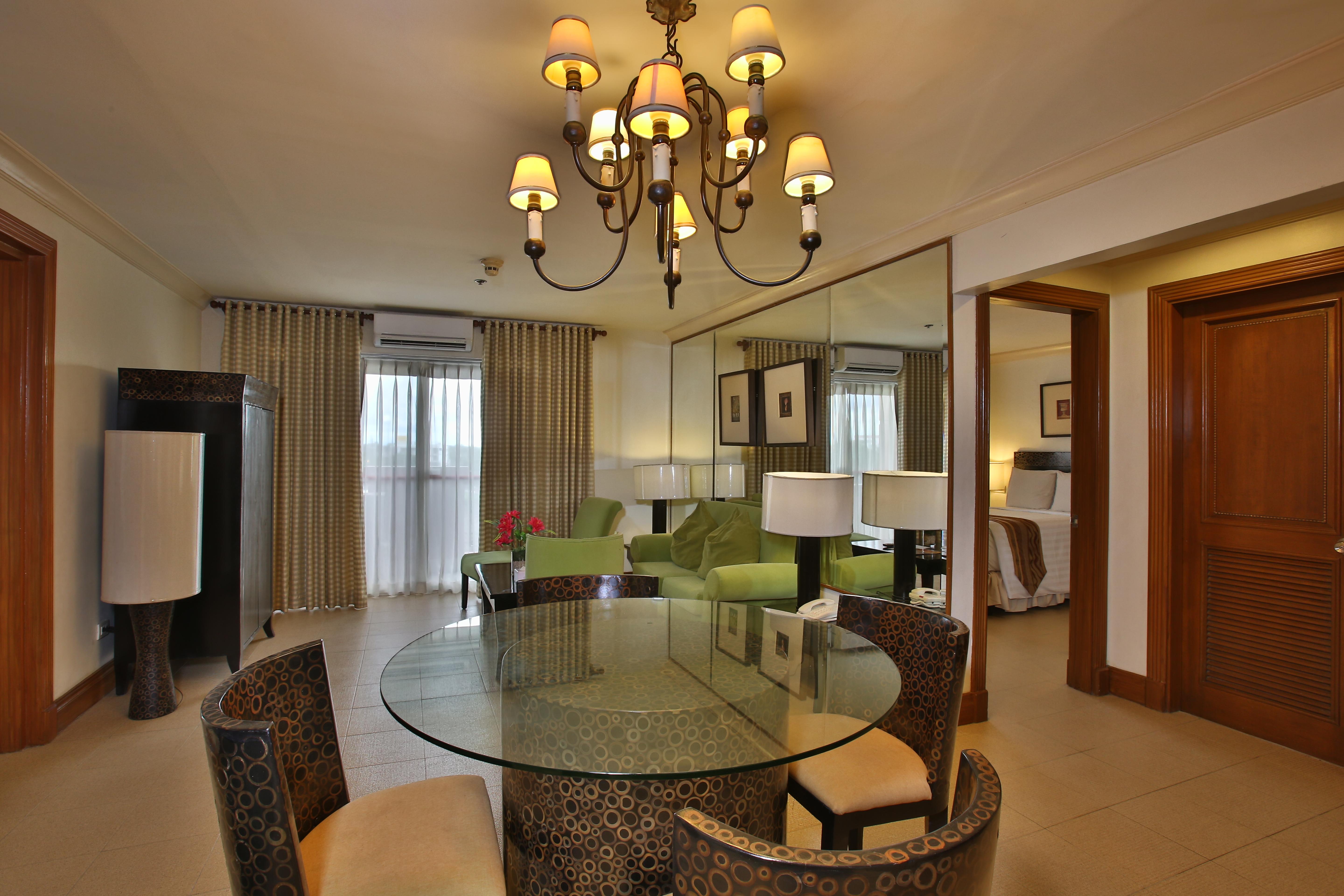 Crown Regency Suites Mactan Lapu-Lapu City Exteriör bild