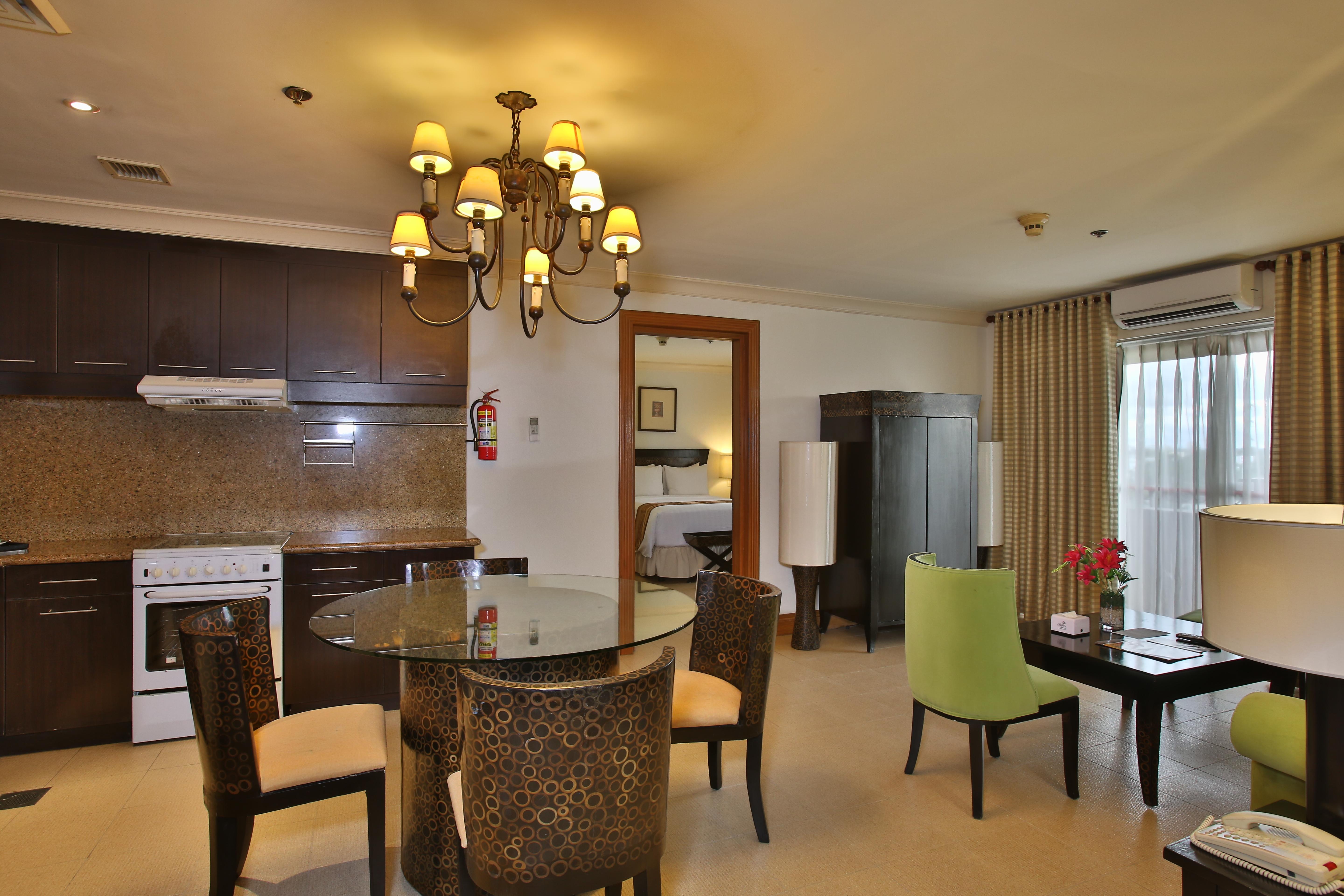 Crown Regency Suites Mactan Lapu-Lapu City Exteriör bild
