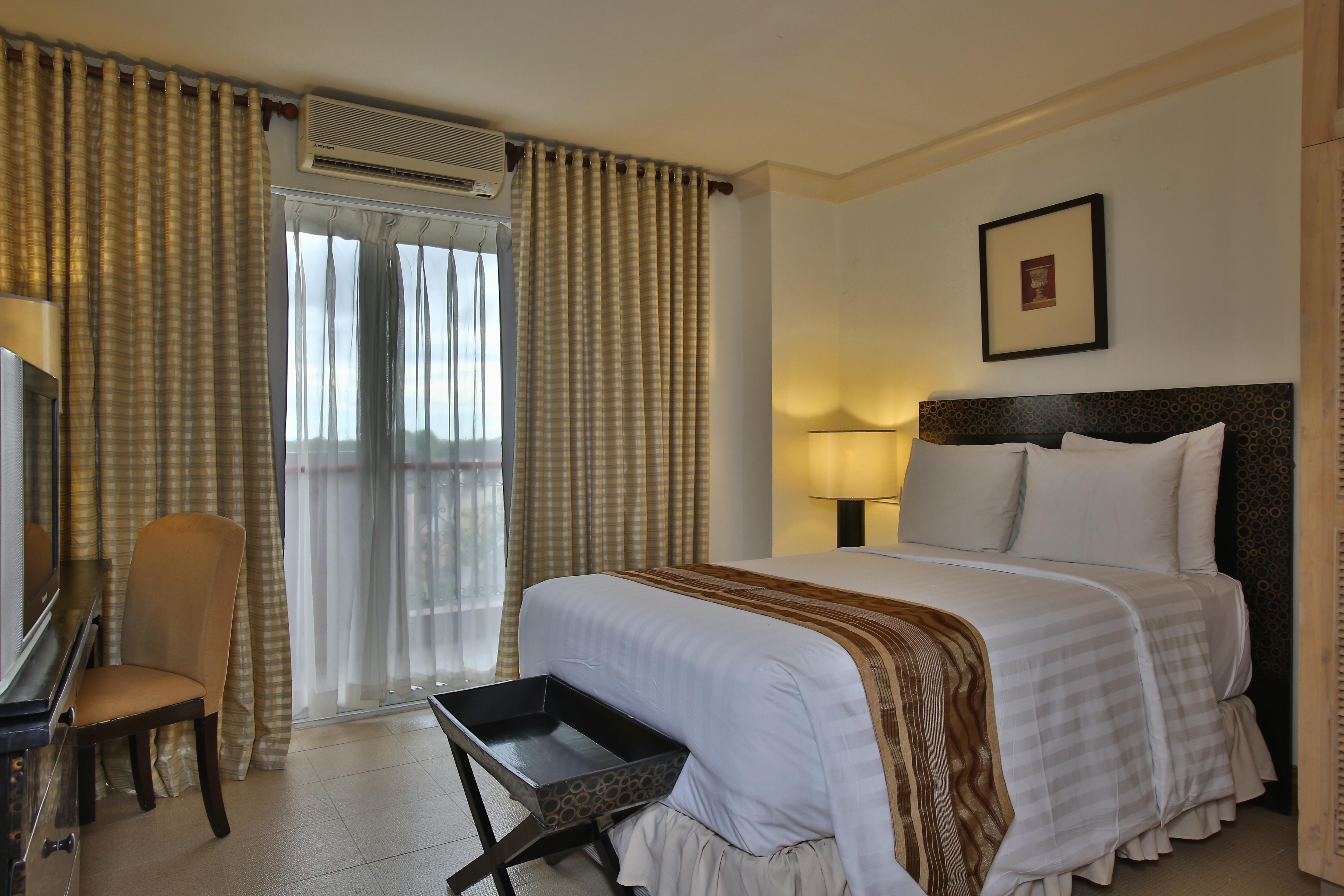 Crown Regency Suites Mactan Lapu-Lapu City Exteriör bild