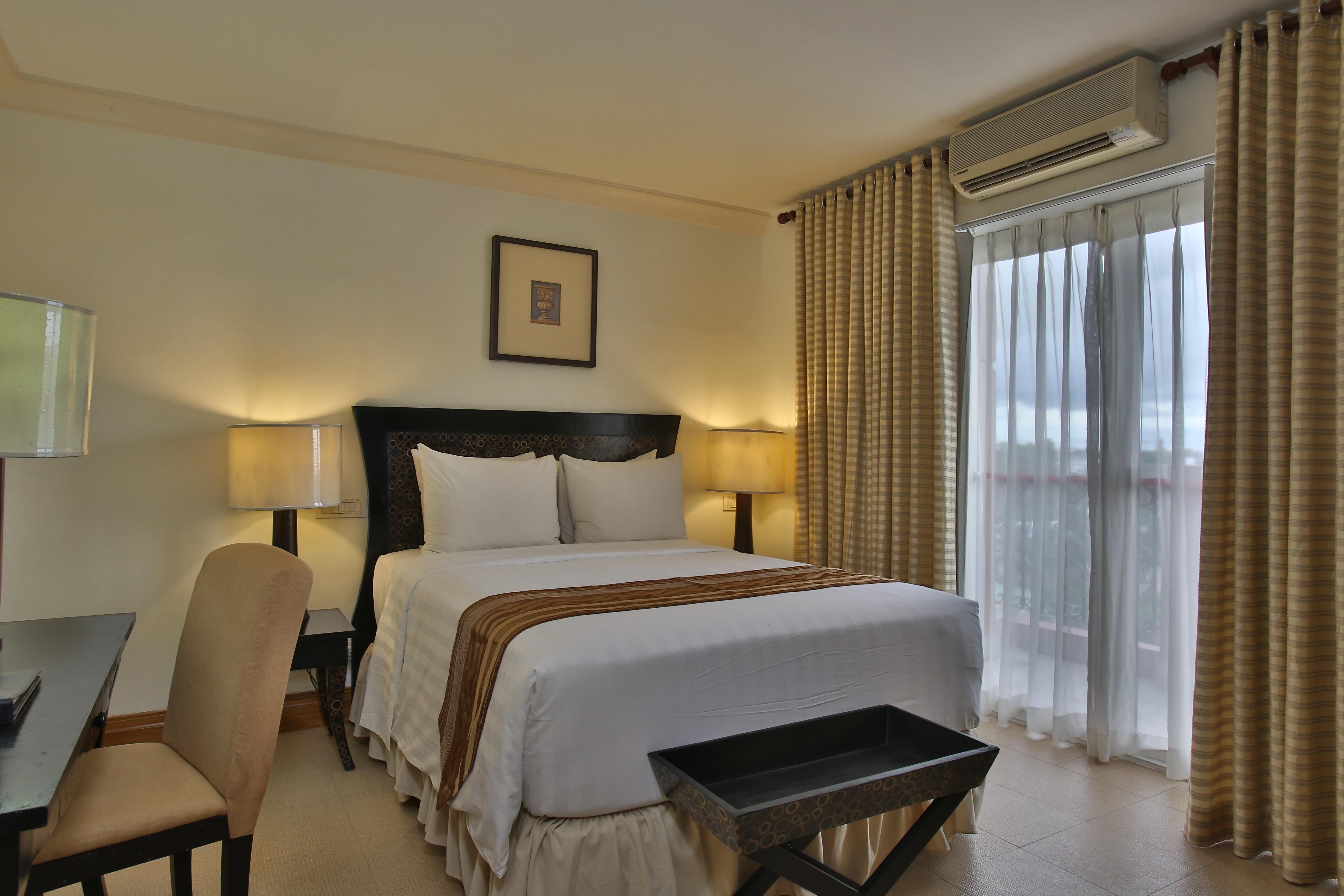 Crown Regency Suites Mactan Lapu-Lapu City Exteriör bild