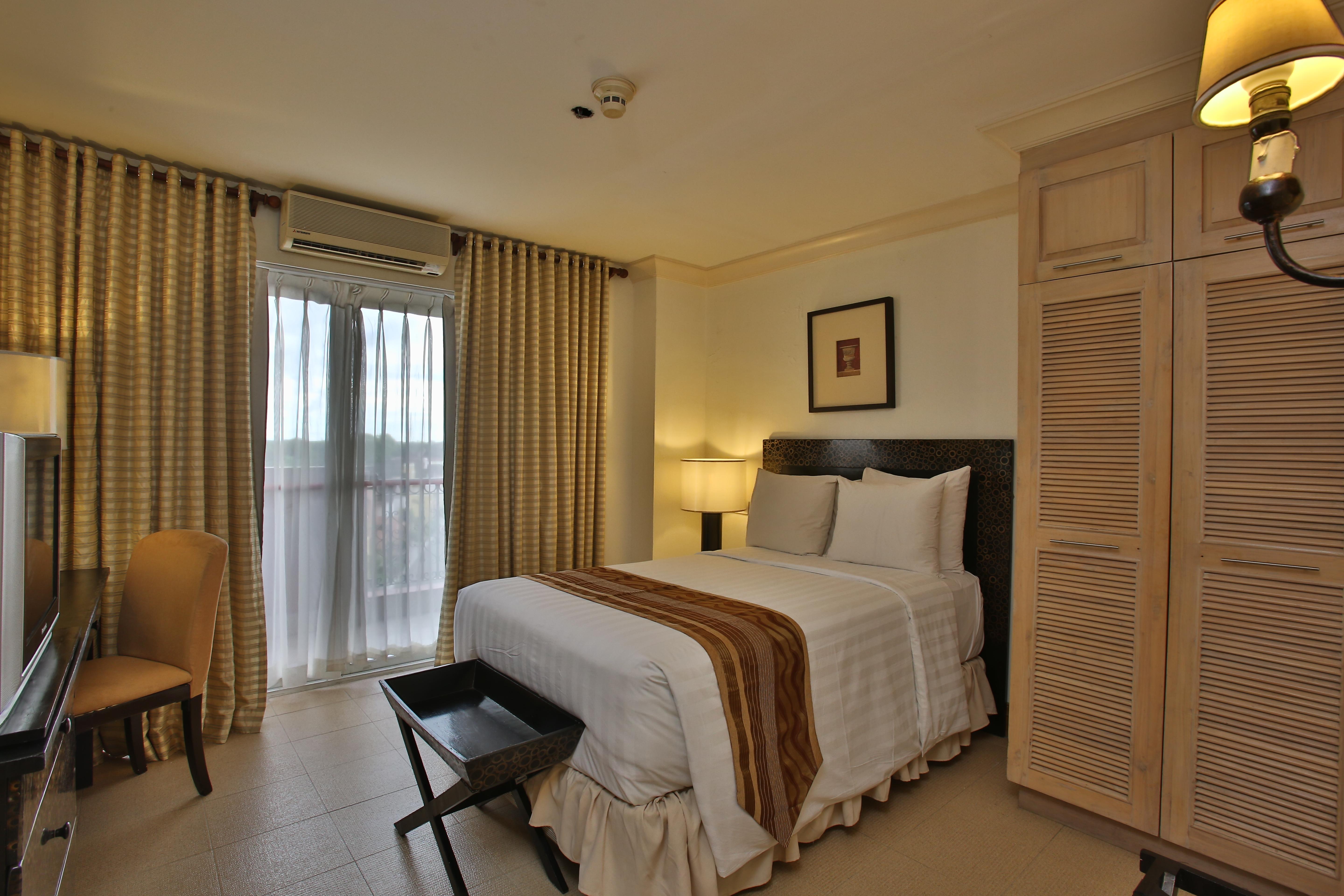 Crown Regency Suites Mactan Lapu-Lapu City Exteriör bild
