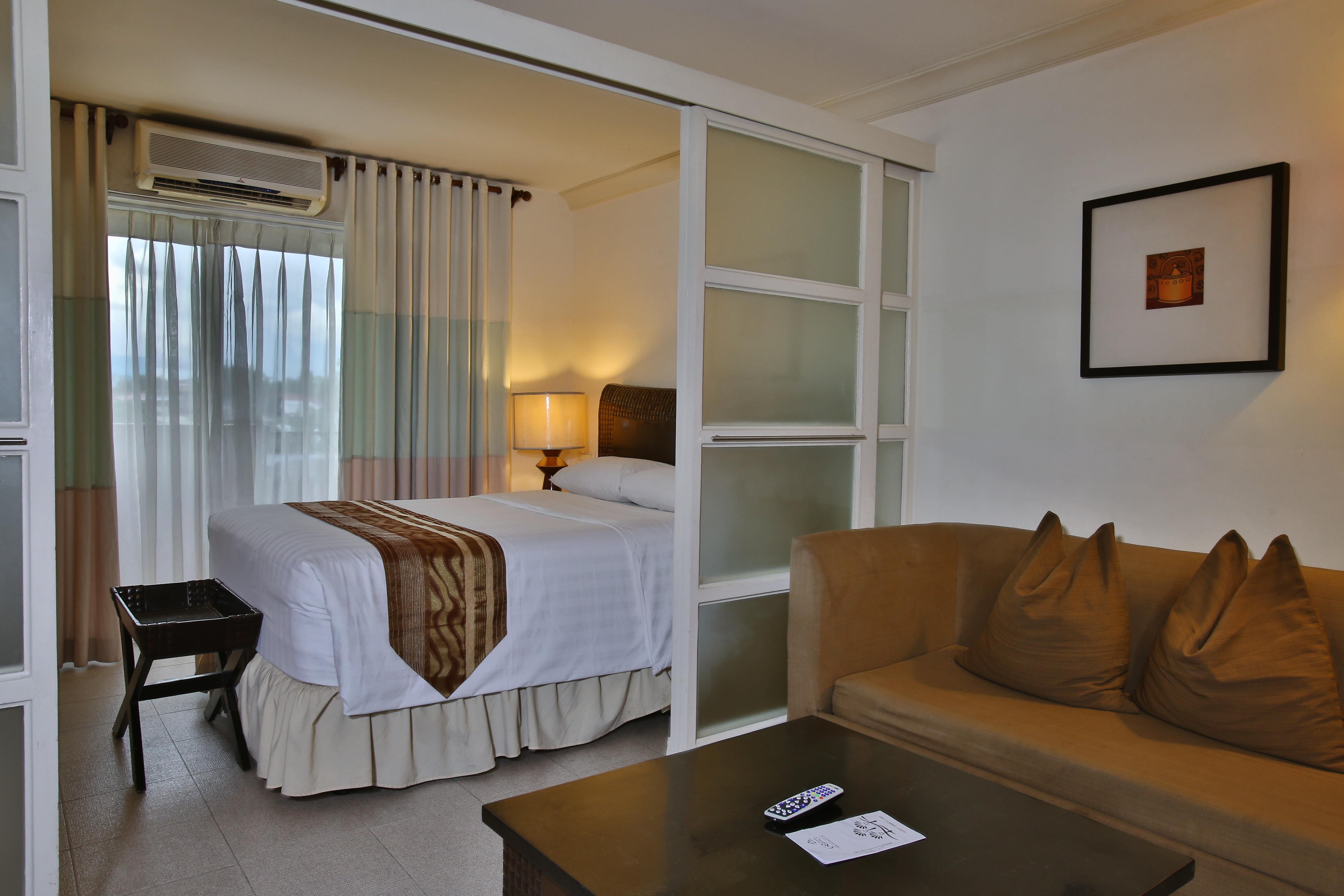 Crown Regency Suites Mactan Lapu-Lapu City Exteriör bild