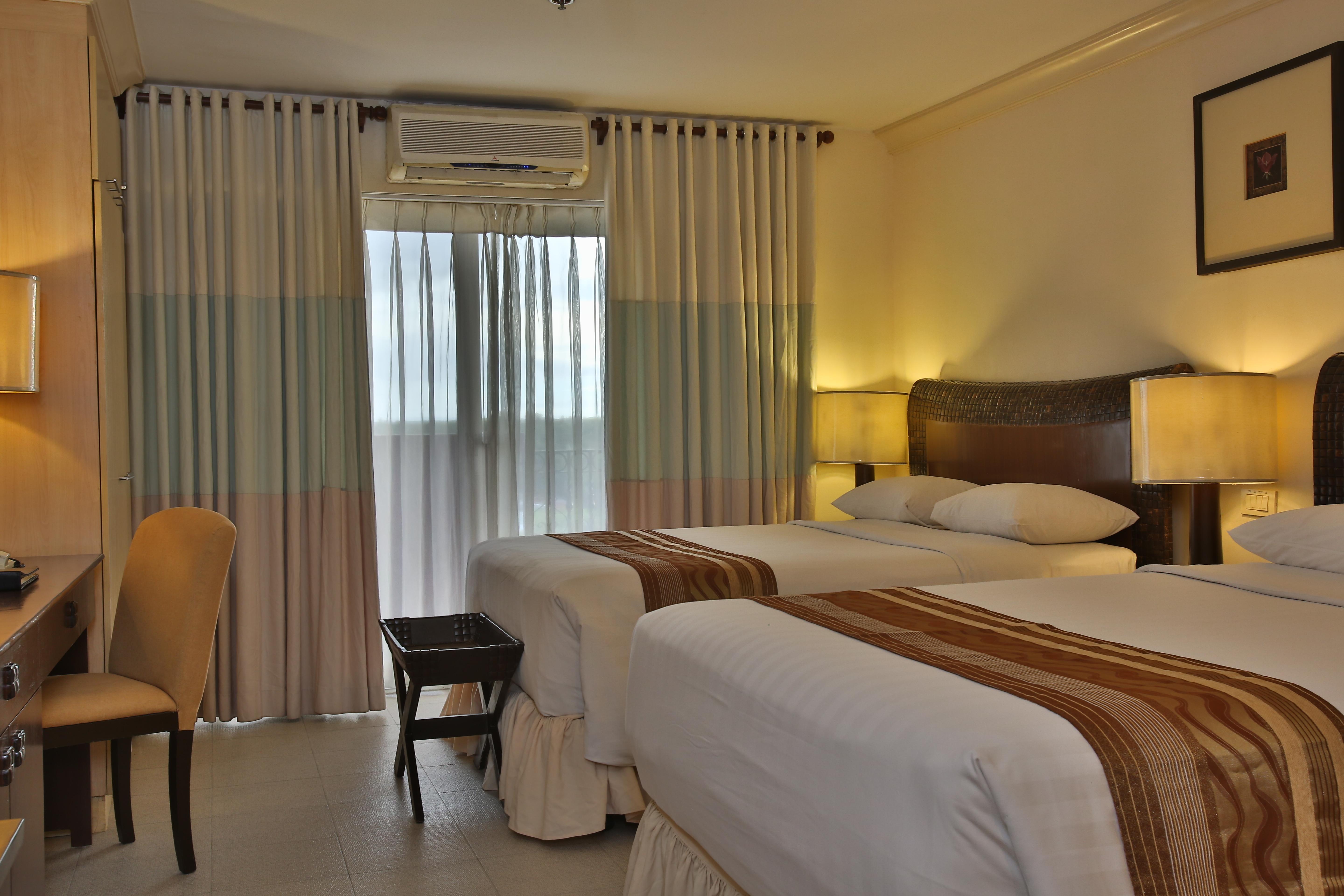 Crown Regency Suites Mactan Lapu-Lapu City Exteriör bild