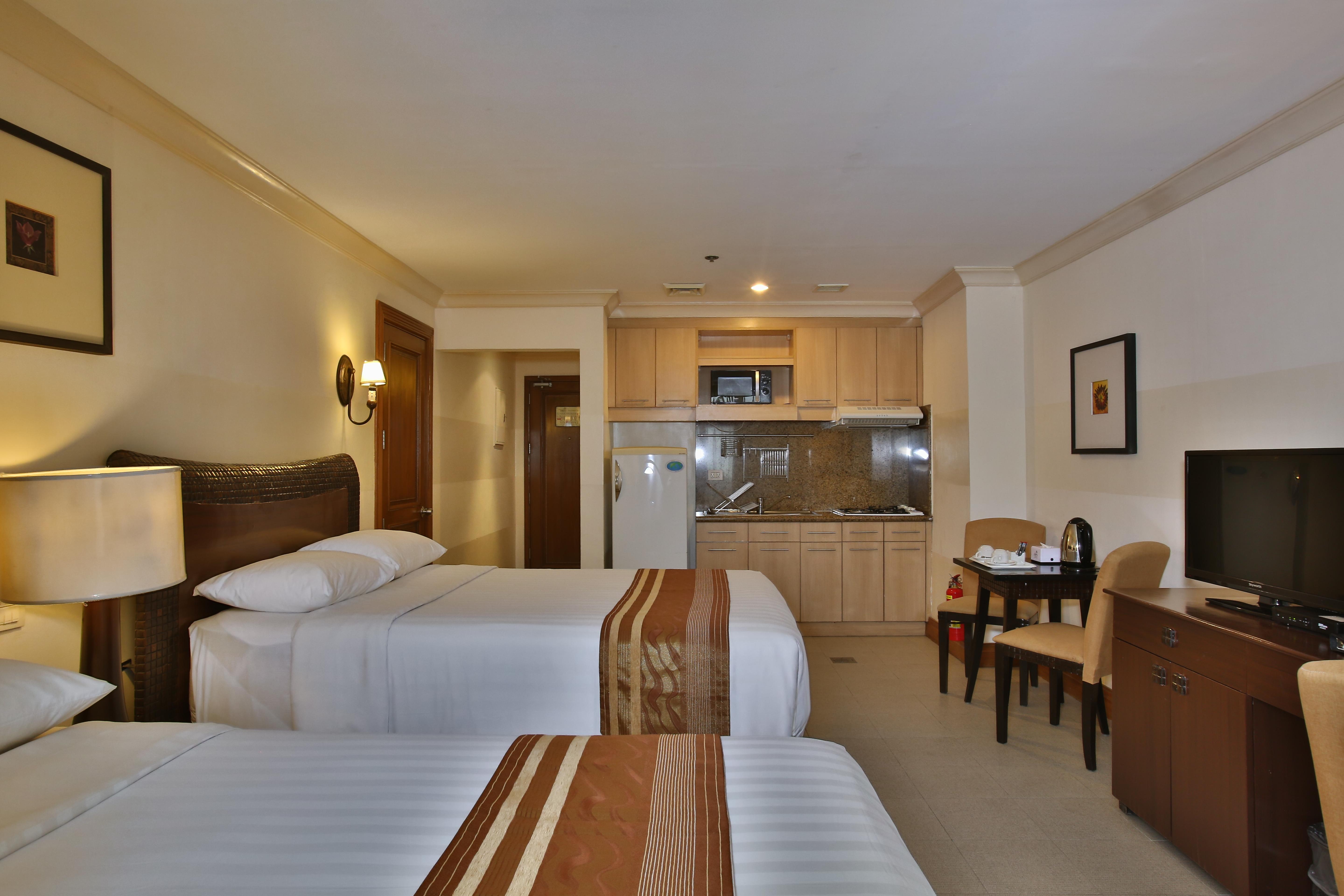 Crown Regency Suites Mactan Lapu-Lapu City Exteriör bild