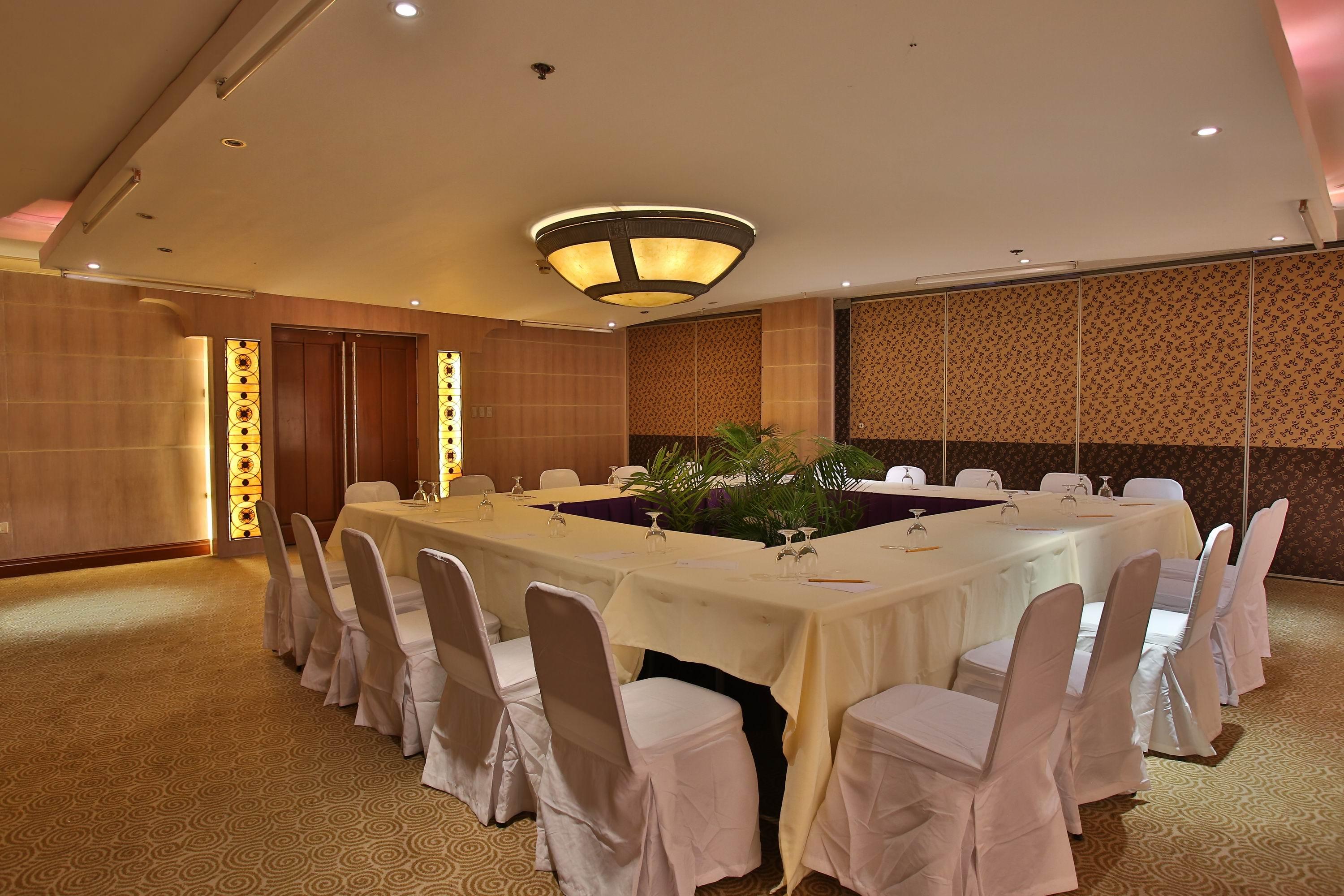 Crown Regency Suites Mactan Lapu-Lapu City Exteriör bild