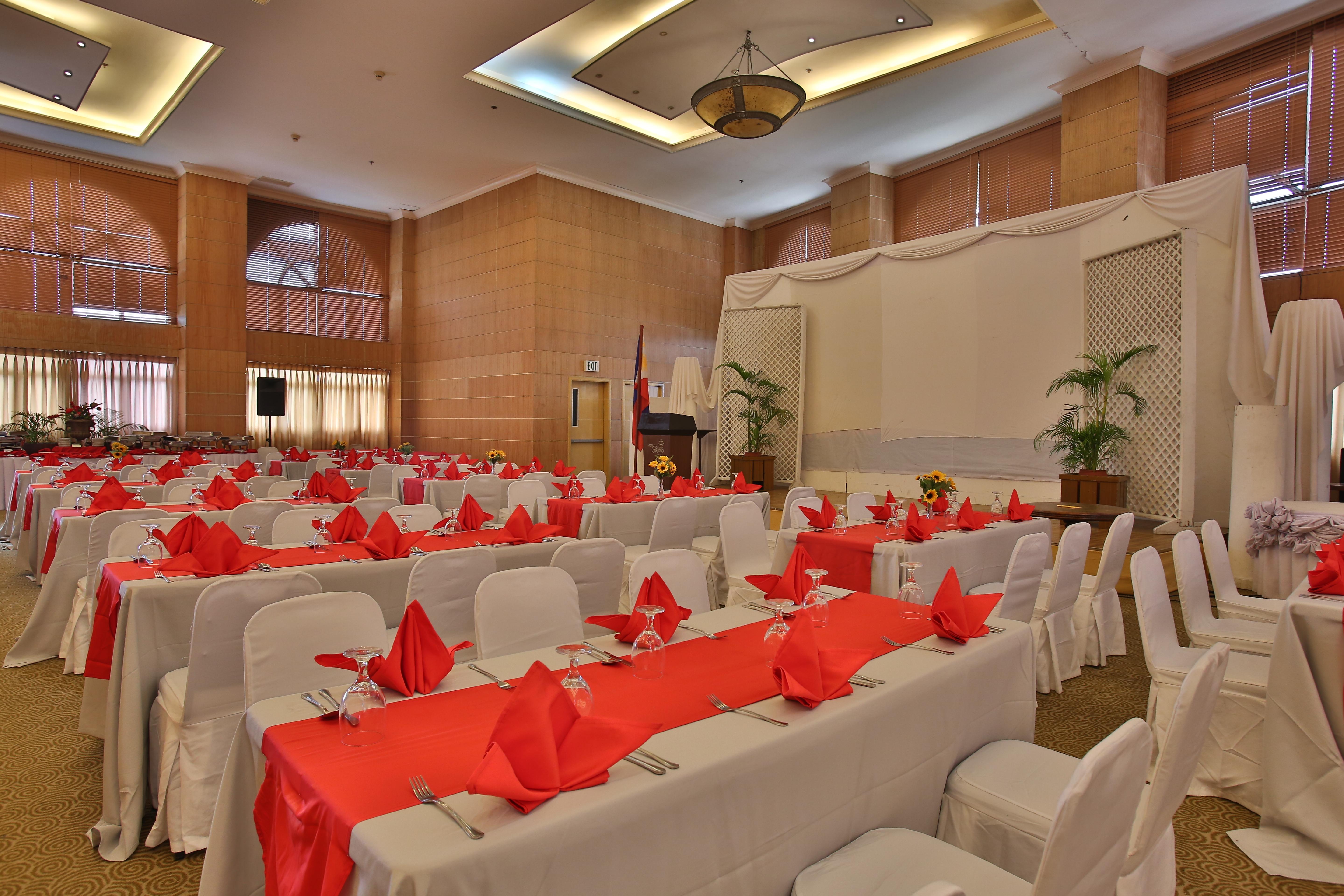 Crown Regency Suites Mactan Lapu-Lapu City Exteriör bild