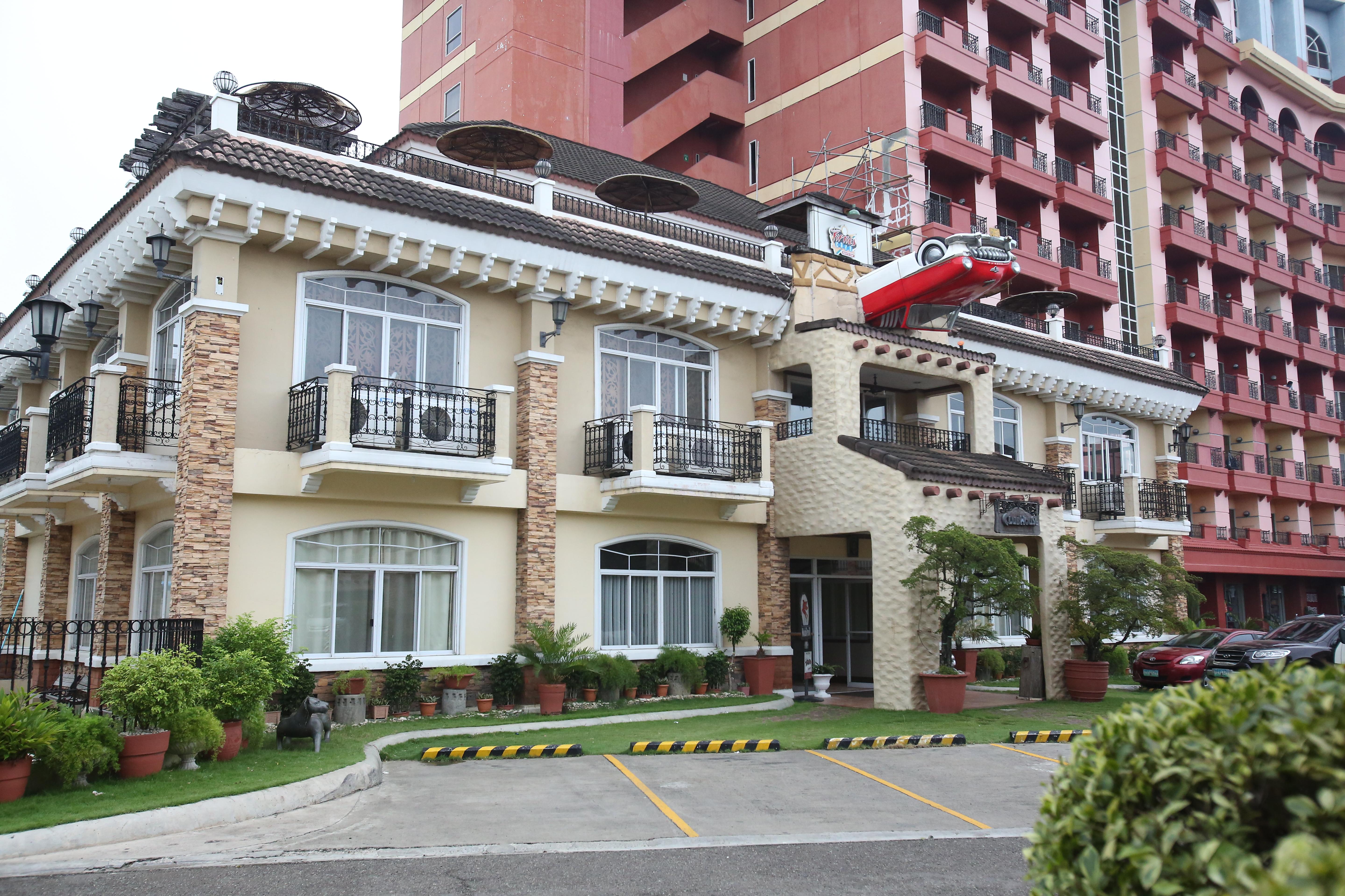 Crown Regency Suites Mactan Lapu-Lapu City Exteriör bild
