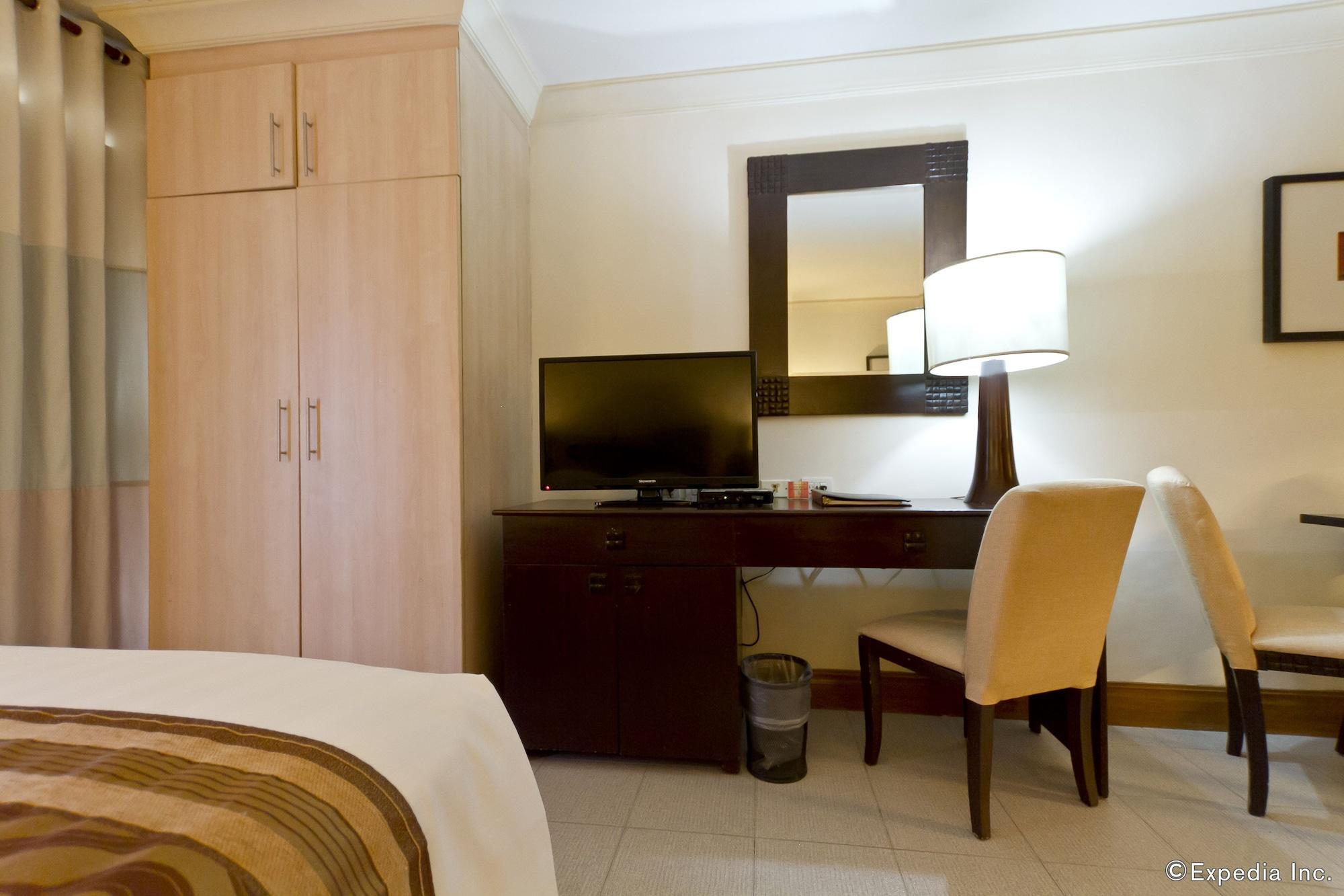Crown Regency Suites Mactan Lapu-Lapu City Exteriör bild
