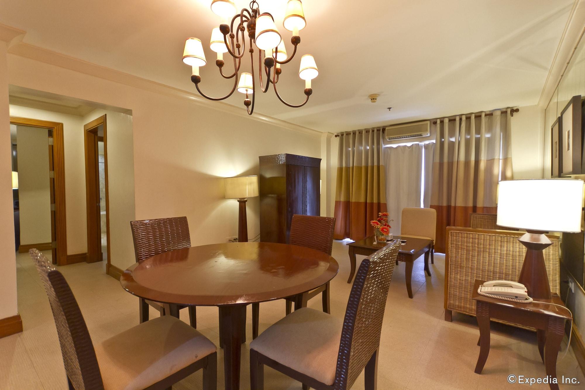Crown Regency Suites Mactan Lapu-Lapu City Exteriör bild