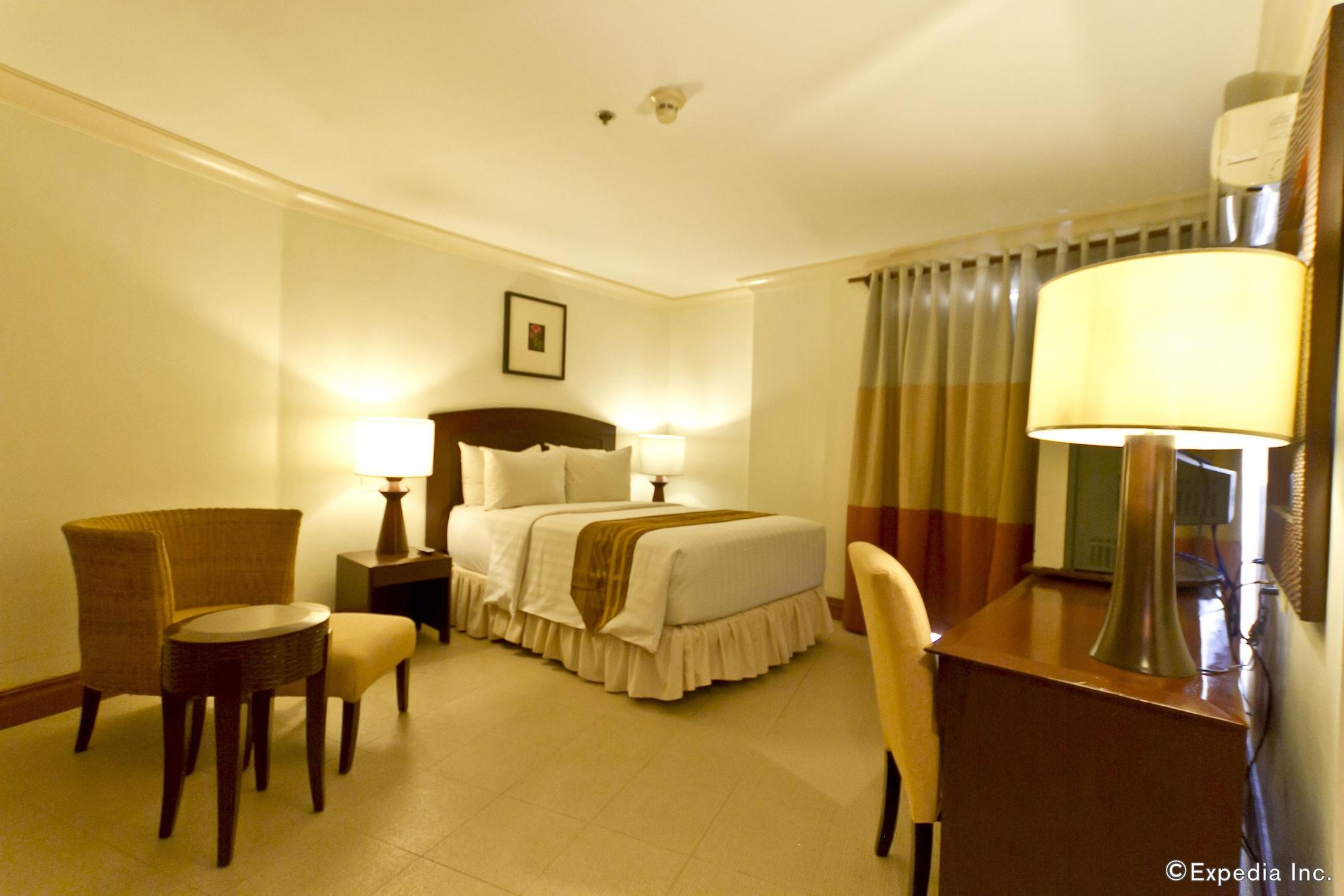 Crown Regency Suites Mactan Lapu-Lapu City Exteriör bild
