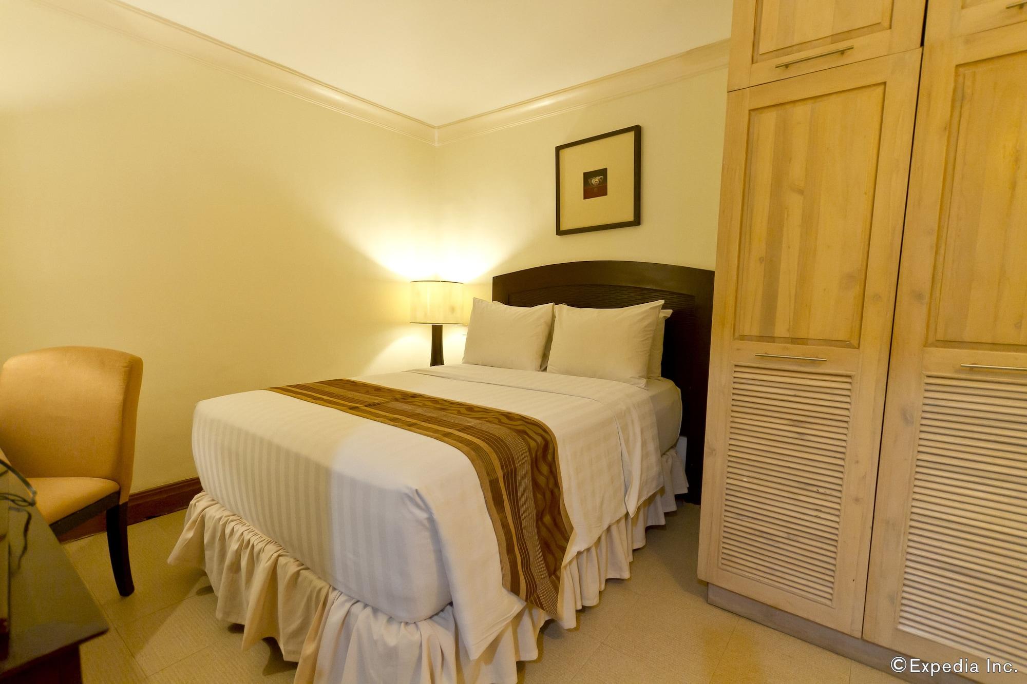 Crown Regency Suites Mactan Lapu-Lapu City Exteriör bild