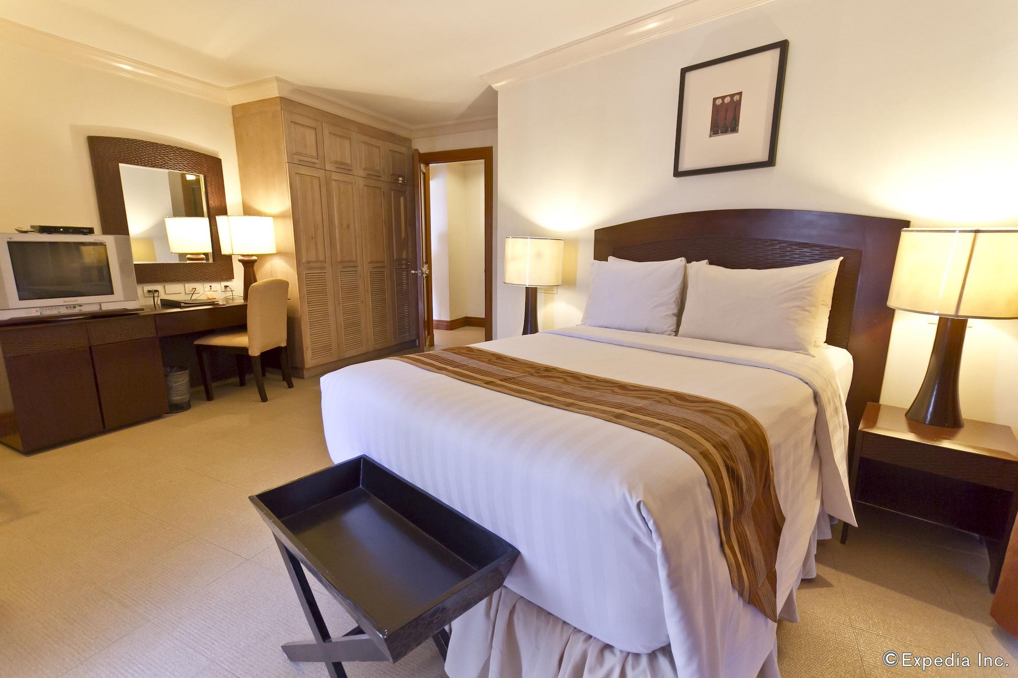 Crown Regency Suites Mactan Lapu-Lapu City Exteriör bild