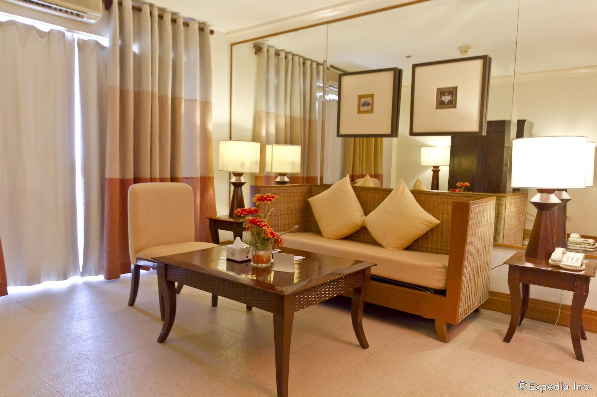 Crown Regency Suites Mactan Lapu-Lapu City Exteriör bild