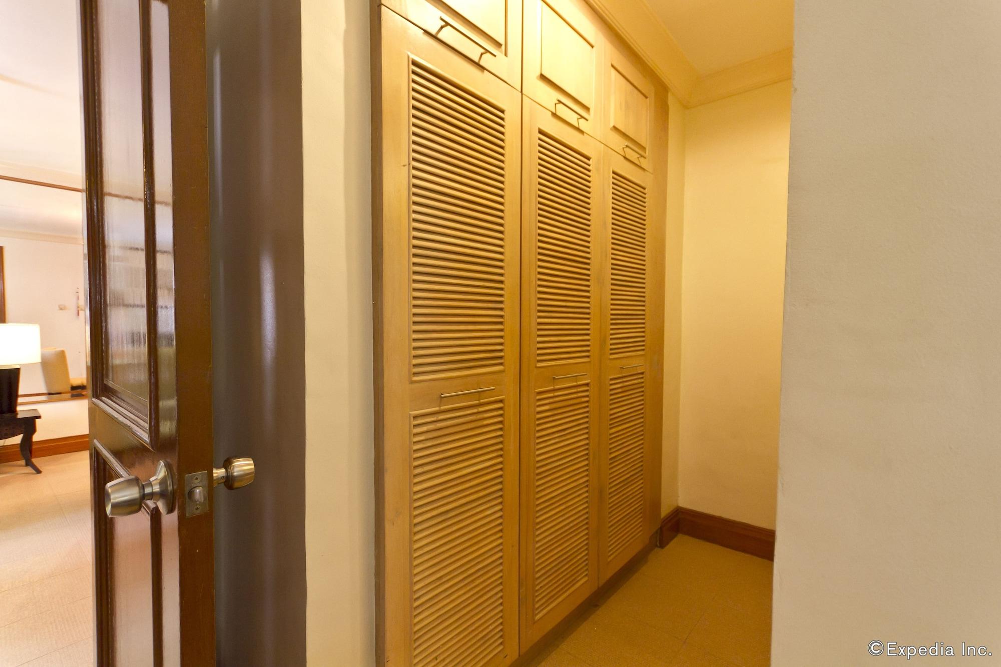 Crown Regency Suites Mactan Lapu-Lapu City Exteriör bild