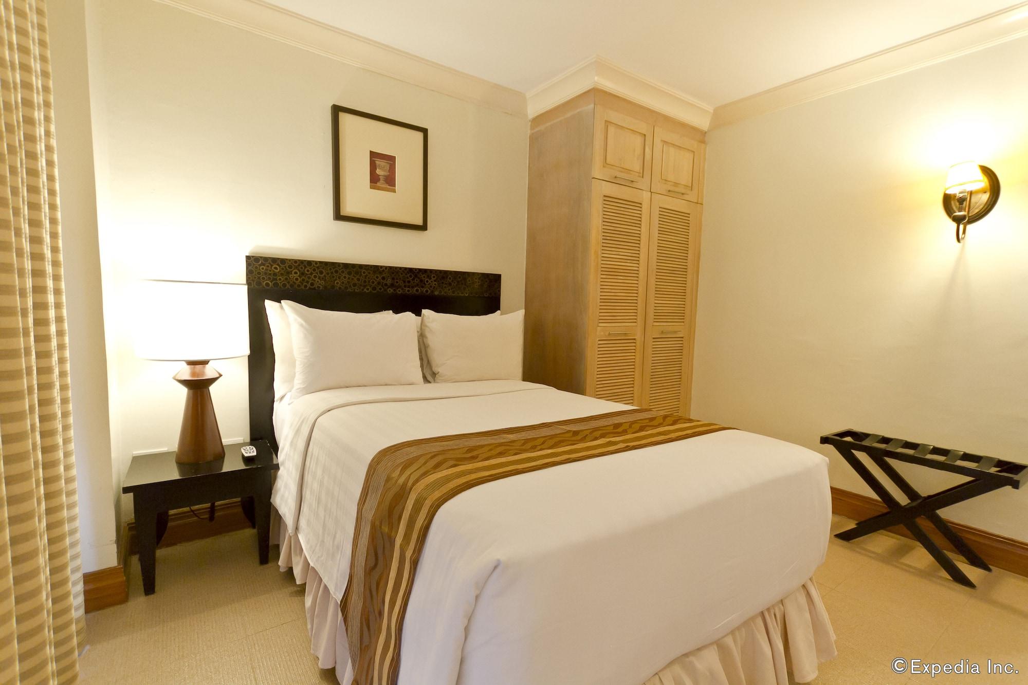 Crown Regency Suites Mactan Lapu-Lapu City Exteriör bild