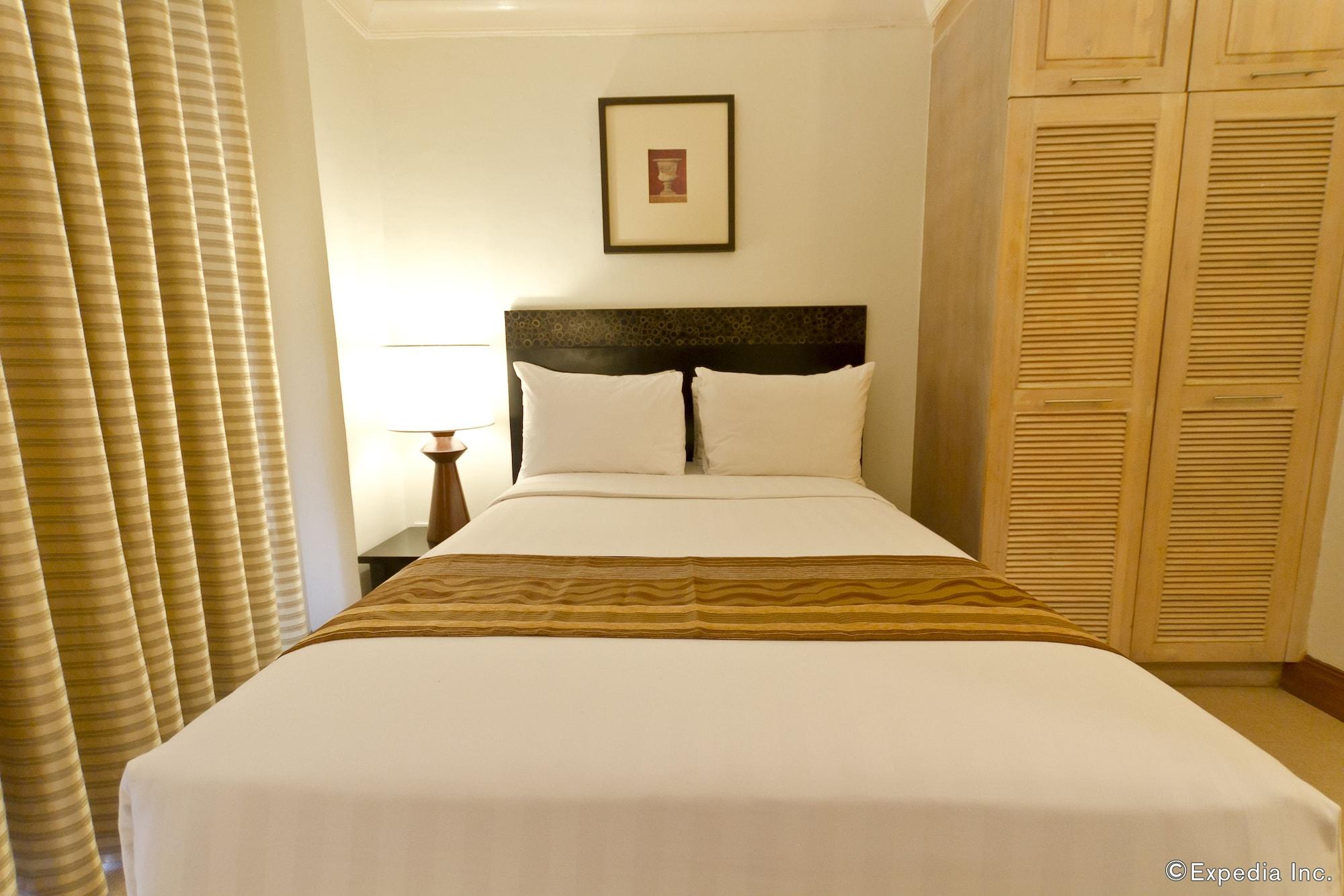 Crown Regency Suites Mactan Lapu-Lapu City Exteriör bild